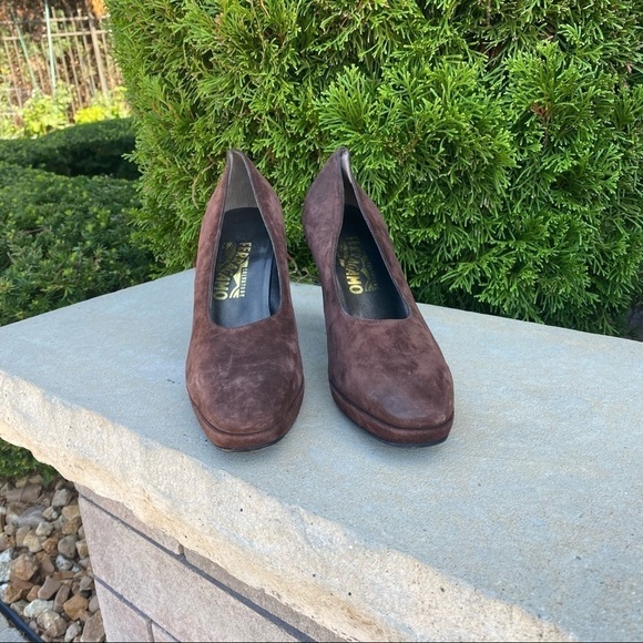 Salvatore Ferragamo Suede Brown Round-Toe Heels 10 - Picture 8 of 8